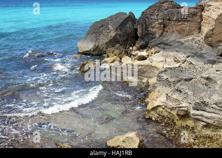 Il turchese spiaggia rocciosa a maiorca isole baleari Foto Stock