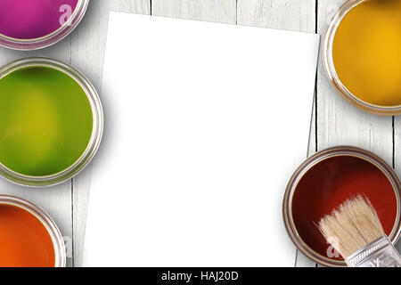 Vernice colorata lattine vuote e foglio di carta bianco Foto Stock