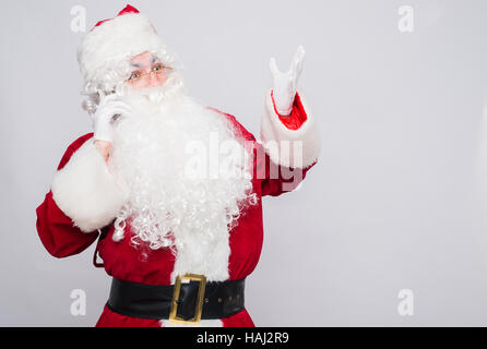 Babbo Natale sul Natale chiamando dal telefono. Isolato. Foto Stock