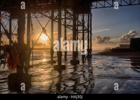 Sotto il Molo di Brighton tramonto Foto Stock