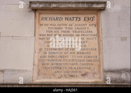 Il segno al di sopra della porta dei sei poveri viaggiatori il Richard Watts carità Rochester High st Kent Foto Stock