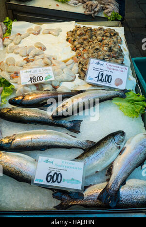 Rialt il mercato del pesce a Venezia Italia Foto Stock