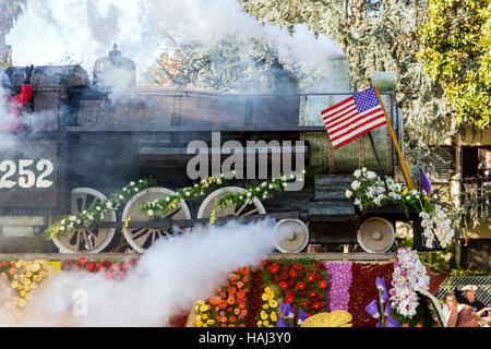 Il galleggiante decorato come locomotiva a vapore con fiori nel bilancio annuale Giorno di nuovi anni Rose Bowl Parade, Pasadena, California, Stati Uniti d'America Foto Stock
