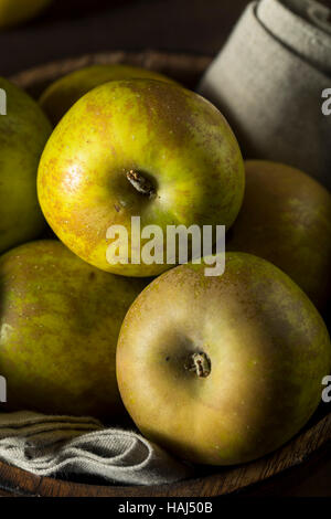 Raw cimelio di organico Golden Russet mele pronto a mangiare Foto Stock