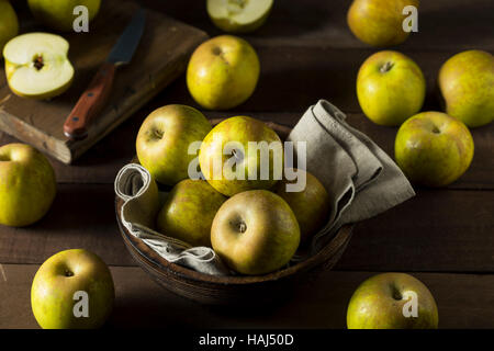 Raw cimelio di organico Golden Russet mele pronto a mangiare Foto Stock