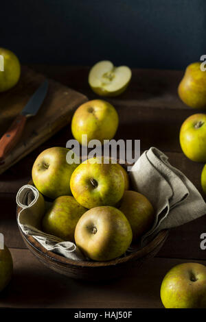 Raw cimelio di organico Golden Russet mele pronto a mangiare Foto Stock