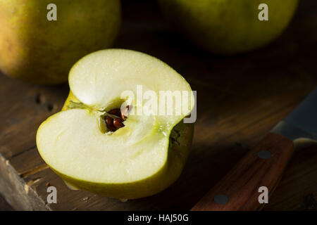 Raw cimelio di organico Golden Russet mele pronto a mangiare Foto Stock