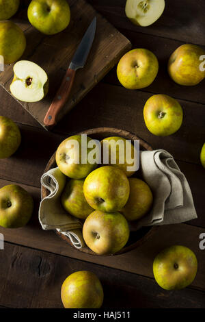 Raw cimelio di organico Golden Russet mele pronto a mangiare Foto Stock