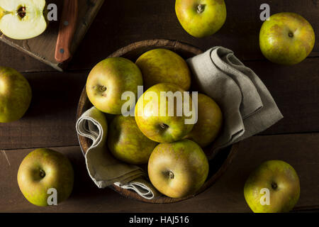 Raw cimelio di organico Golden Russet mele pronto a mangiare Foto Stock