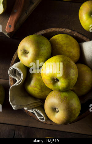 Raw cimelio di organico Golden Russet mele pronto a mangiare Foto Stock