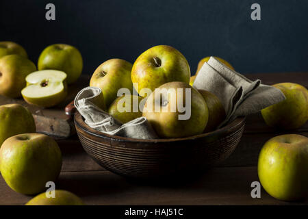 Raw cimelio di organico Golden Russet mele pronto a mangiare Foto Stock