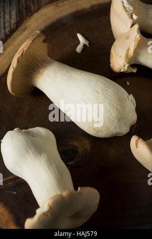 Raw re organico funghi Oyster in un cestello Foto Stock