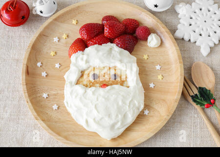 Divertimento in casa santa pancake prima colazione per i bambini Foto Stock