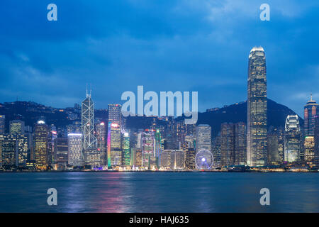 Skyline di Hong Kong di notte Foto Stock