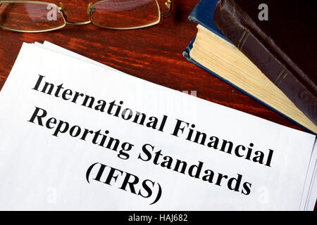 Una carta con il titolo di International Financial Reporting Standards (IFRS). Foto Stock