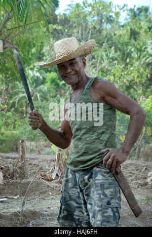 Un agricoltore con la sua geniale nel suo le risaie, Lawigan, San Joaquin, Iloilo, Filippine. Foto Stock