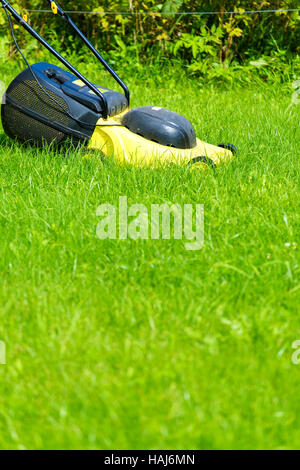 Giovane giardiniere con tosaerba Foto Stock