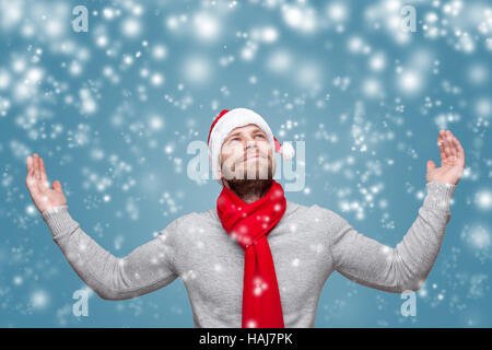 Ritratto di un uomo bello con la barba che indossa un cappello di Natale Foto Stock
