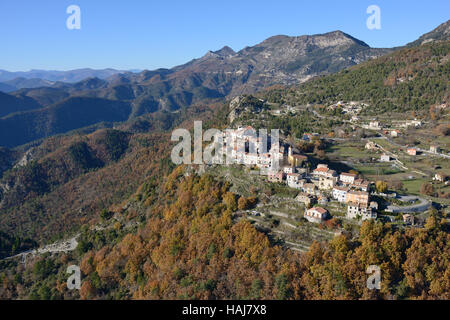 VISTA AEREA. Isolato borgo medievale arroccato sulle aspre montagne delle Prealpi nel mese di novembre. Tourette-du-Château, Alpes-Maritimes, Francia. Foto Stock