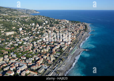 VISTA AEREA. Località balneari di Vallecrosia e Bordighera. Provincia di Imperia, Liguria, Italia. Foto Stock