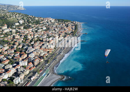 VISTA AEREA. Volo paramotore vicino alla località turistica di Bordighera. Provincia di Imperia, Liguria, Italia. Foto Stock