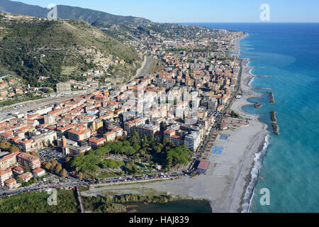 VISTA AEREA. Stazione balneare di Ventimiglia alla foce del fiume Roya. Provincia di Imperia, Liguria, Italia. Foto Stock