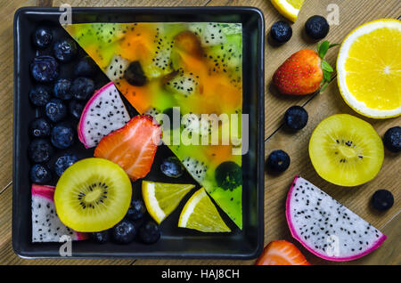 Vista dall'alto di miste di gelatine di frutta ( fragola, mirtillo, kiwi, arancione Drago frutto ) Foto Stock