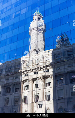 La riflessione del Cabildo palace su un edificio moderno. Buenos Aires, Argentina. Foto Stock