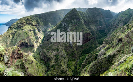 Aspre montagne di La Palma costa nord. Vista dalla città di El Tablado Foto Stock