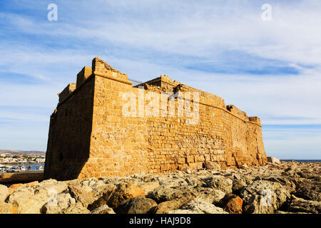 Il castello di Pafo dal mare, Cipro Foto Stock
