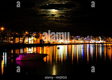 Tempo di notte con 'Supermoon' con un incremento di oltre il porto di Paphos, Cipro Foto Stock