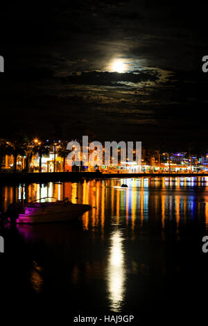 Tempo di notte con 'Supermon' con un incremento di oltre il porto di Paphos, Cipro Foto Stock