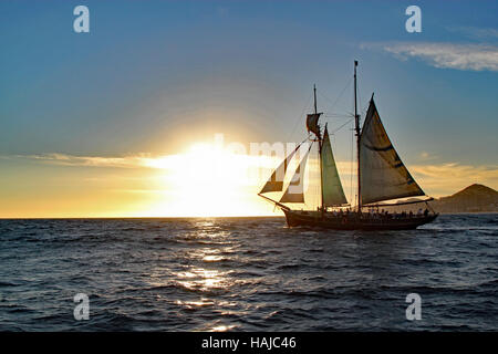 Barca a vela al tramonto a Cabo San Lucas Foto Stock