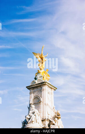 La statua dorata sulla sommità della regina Victoria Memorial a Londra, Regno Unito. Foto Stock