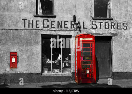 Box telefonico rosso e casella postale all'esterno del negozio disutilizzato in un'immagine in bianco e nero, Mathry, Pembrokeshire, Galles, Regno Unito. Foto Stock