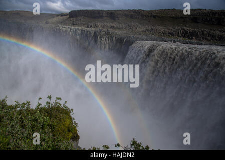 Dettifoss cascata con arcobaleno in Islanda Foto Stock