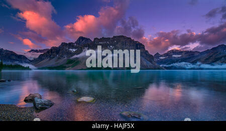 Sunrise at Bow Lake, il Parco Nazionale di Banff, Alberta, Canada Foto Stock