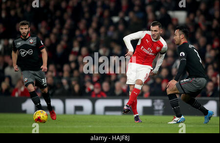 Dell'Arsenal Lucas Perez (centro) in azione durante la Coppa EFL, quarti di finale corrisponde all'Emirates Stadium di Londra. Foto Stock