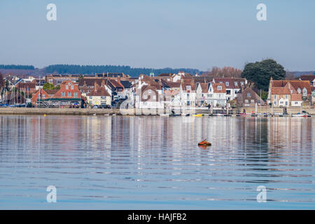 Emsworth vista dall'acqua affascinante città portuale nel porto di Chichester sulla costa Sud Inghilterra in inverno la luce del sole Foto Stock