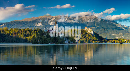 Chiesa di Santa Maria Assunta a Bled isola del lago di Bled con il castello di Bled al di là, Bled, Alta Carniola, Slovenia Foto Stock