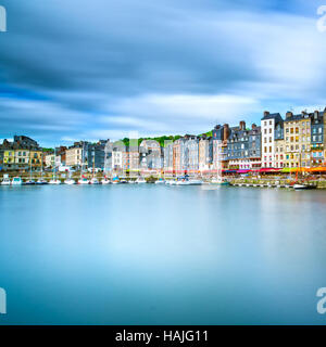 Honfleur famoso villaggio del porto e dello skyline di riflessione d'acqua. La Normandia, Francia, Europa. Lunga esposizione. Foto Stock