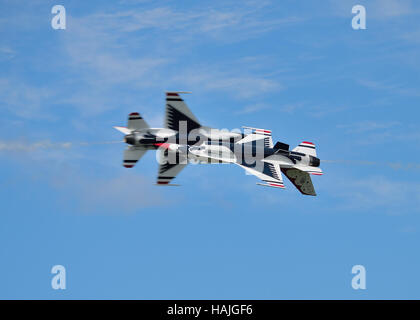 Il USAF Thunderbirds eseguire knife edge pass presso il New York Air Show. Foto Stock