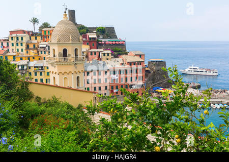 Vista della costa mediterranea a Vernazza, Cinque Terre, Italia Foto Stock