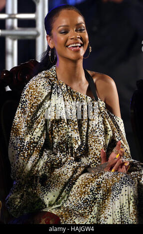 Rihanna, assiste il Golden Anniversary spettacolare mega concerto presso il Kensington Oval Cricket Ground a Bridgetown, Barbados marcatura 50 anni delle isole di indipendenza. Foto Stock