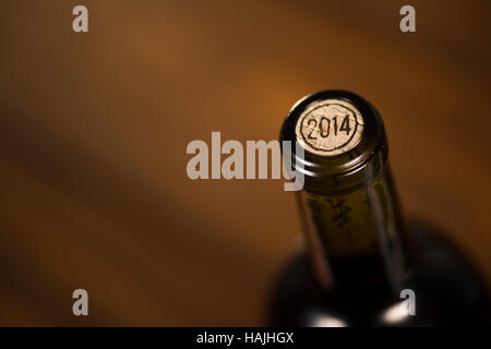 Close-up di chiusura di bottiglie di vino giacenti su sfondo sfocato, cantina Foto Stock