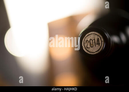 Close-up di chiusura di bottiglie di vino giacenti su sfondo sfocato, cantina Foto Stock