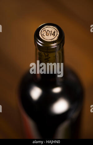 Close-up di chiusura di bottiglie di vino giacenti su sfondo sfocato, cantina Foto Stock