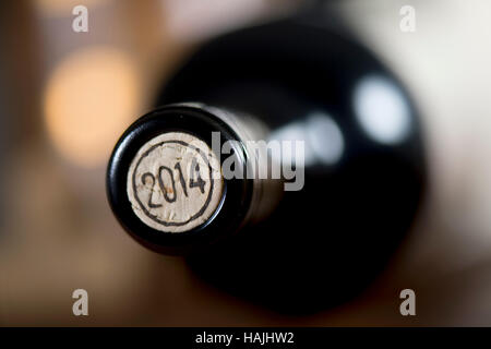 Close-up di chiusura di bottiglie di vino giacenti su sfondo sfocato, cantina Foto Stock