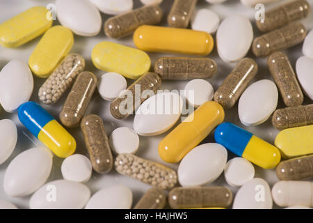 Pillole colorate, compresse e capsule su sfondo bianco Foto Stock
