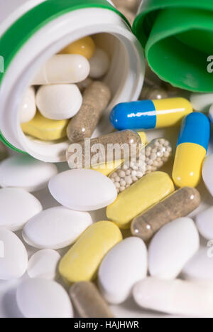 Pillole colorate, compresse e capsule su sfondo bianco Foto Stock